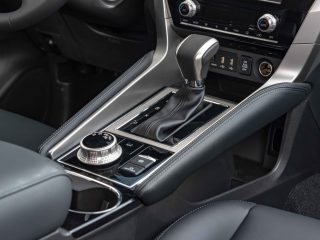 Khu vực cần số của Pajero Sport 2020